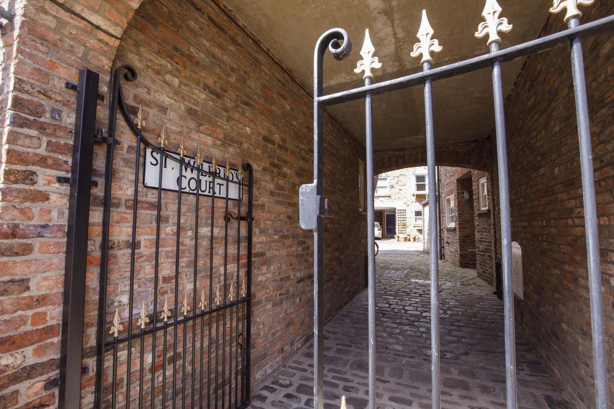 St Wilfrid'S Court Villa York Bagian luar foto