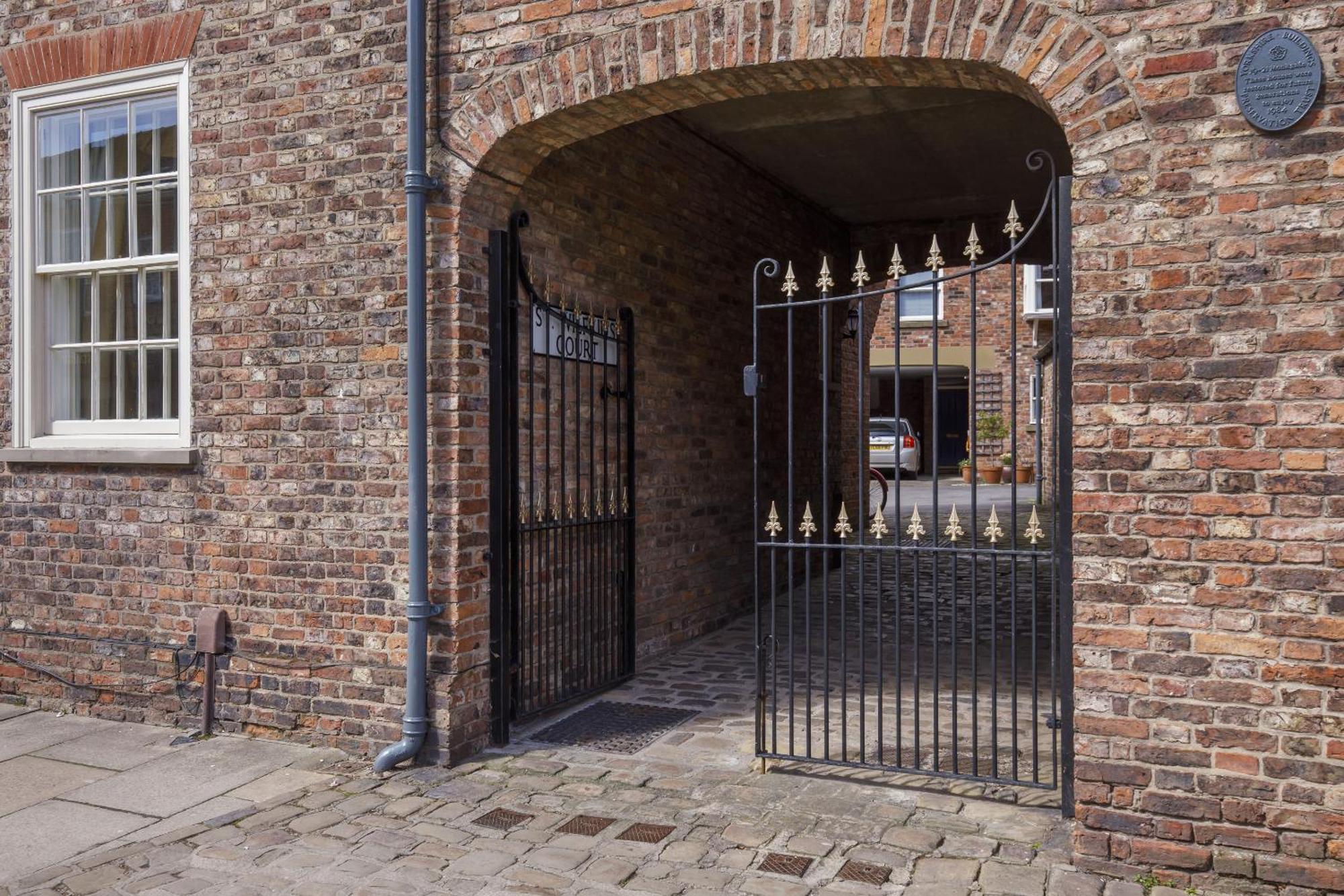 St Wilfrid'S Court Villa York Bagian luar foto
